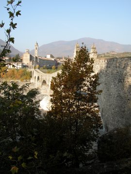 Vista sul Ponte Gobbo dal lato destro orografico del Trebbia (26932 bytes)